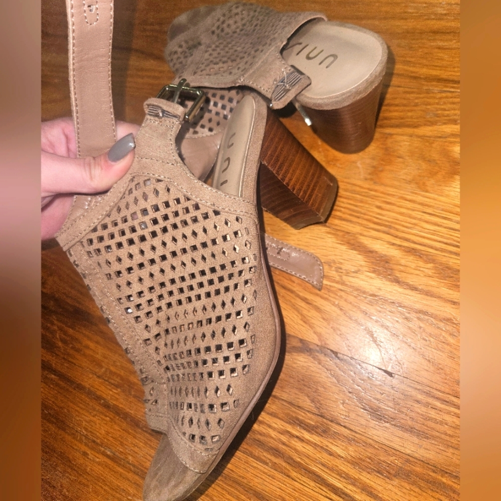Tan Women's Heeled Sandals Unisa Size 7M With Buckle Strap